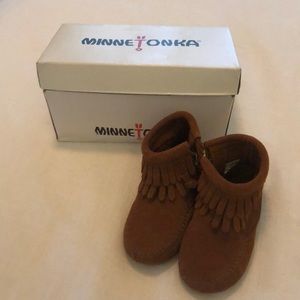Minnetonka infants double fringe bootie size 4